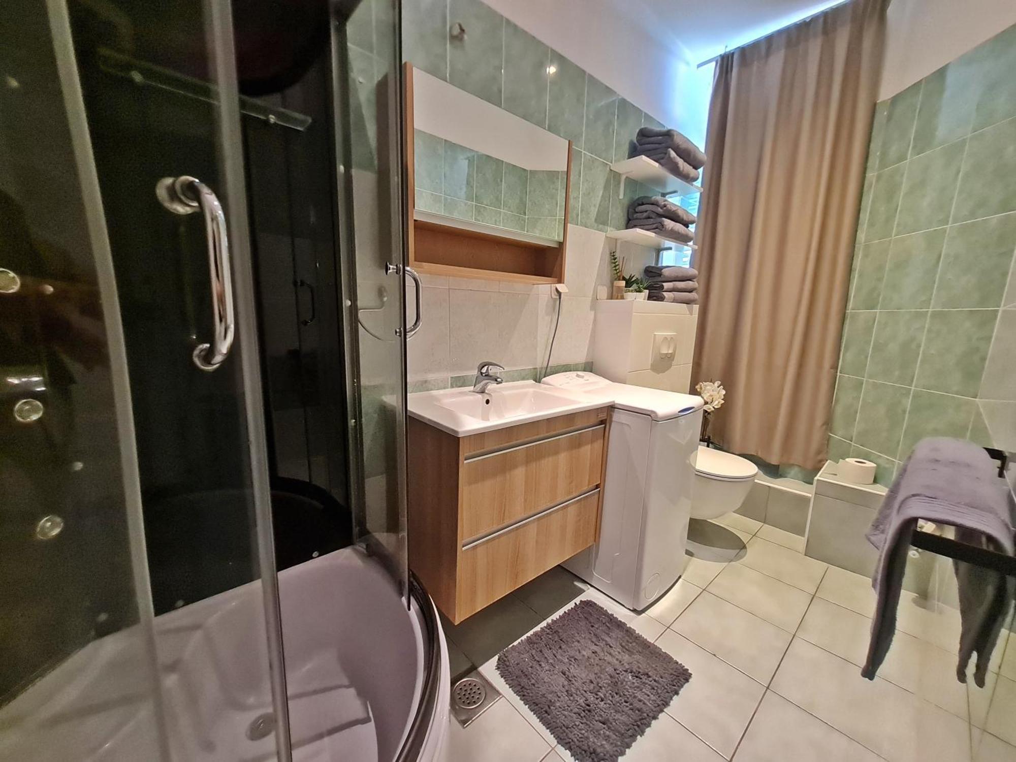 Reful Apartment Split